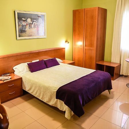 Hotel Dora Plasencia Bagian luar foto
