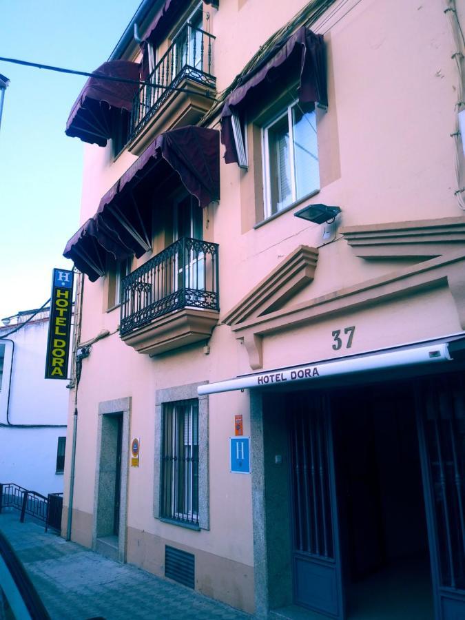 Hotel Dora Plasencia Bagian luar foto