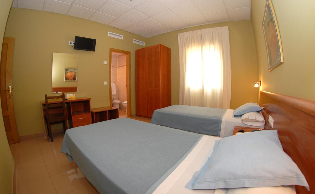 Hotel Dora Plasencia Bagian luar foto