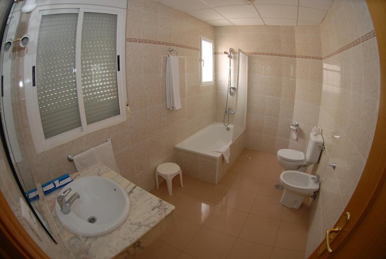 Hotel Dora Plasencia Bagian luar foto
