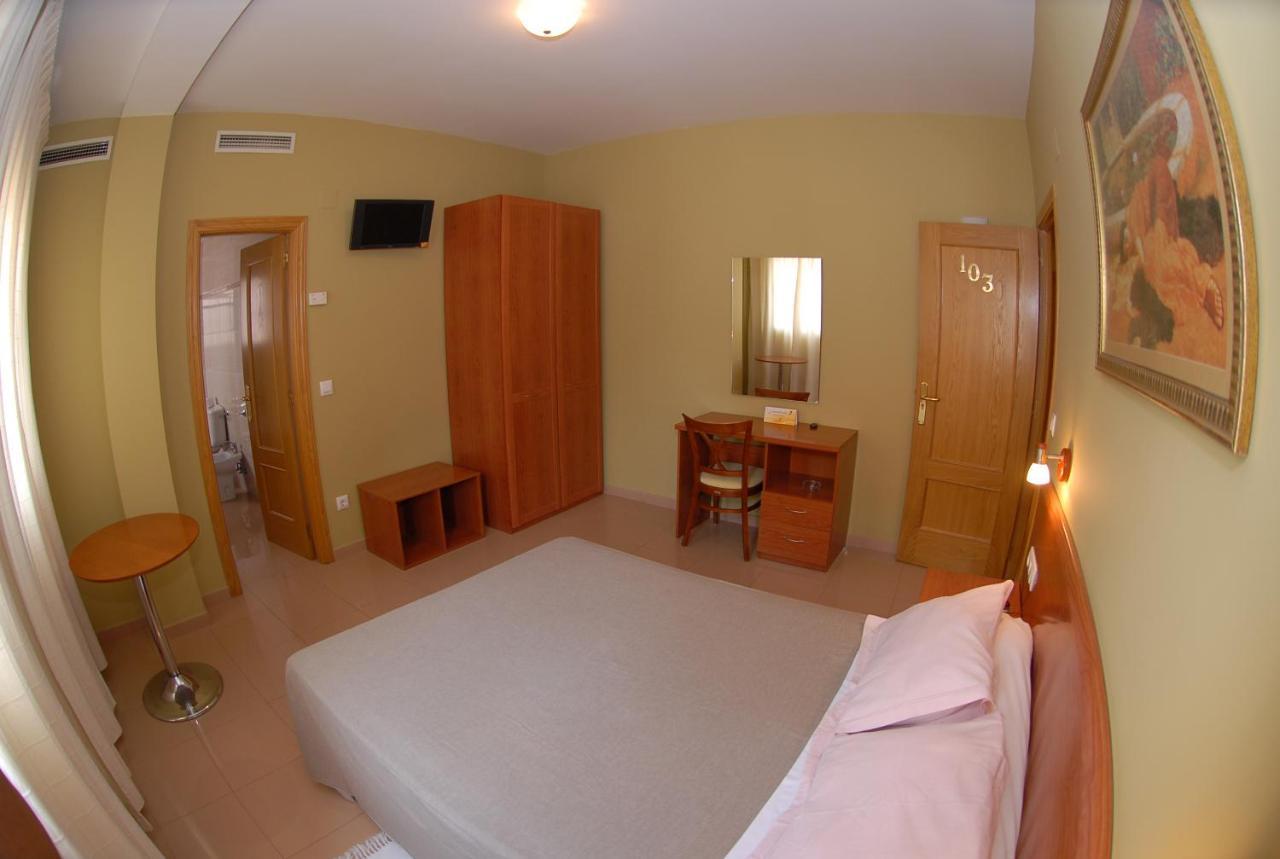 Hotel Dora Plasencia Bagian luar foto