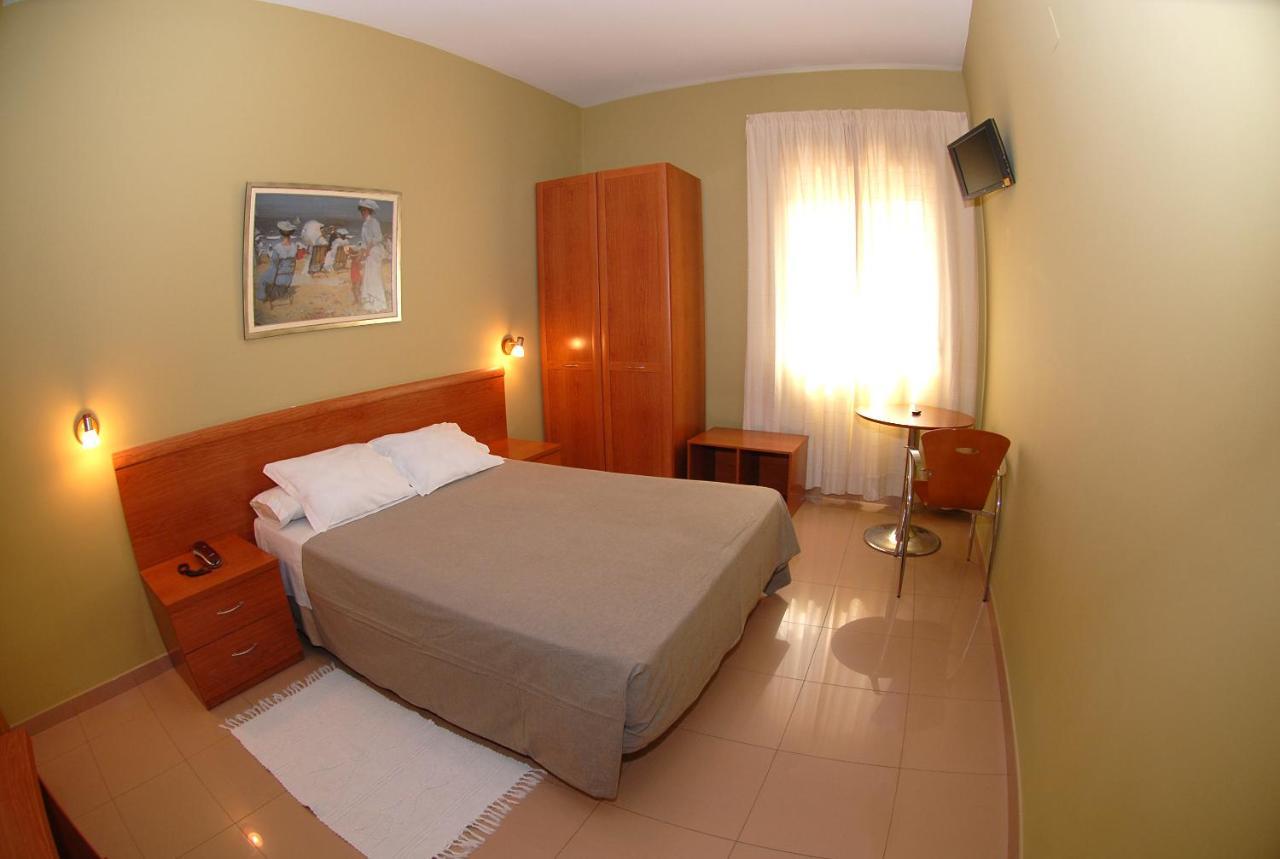 Hotel Dora Plasencia Bagian luar foto