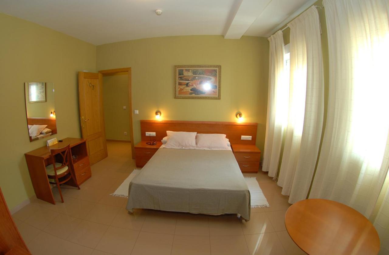 Hotel Dora Plasencia Bagian luar foto