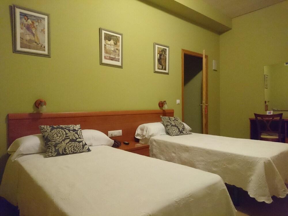 Hotel Dora Plasencia Bagian luar foto
