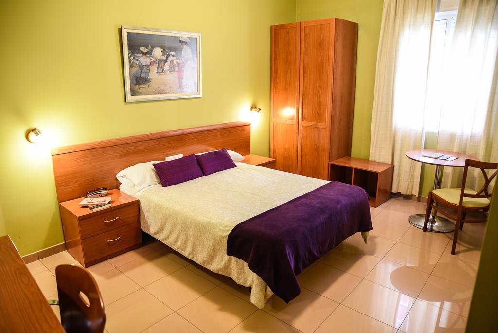 Hotel Dora Plasencia Bagian luar foto
