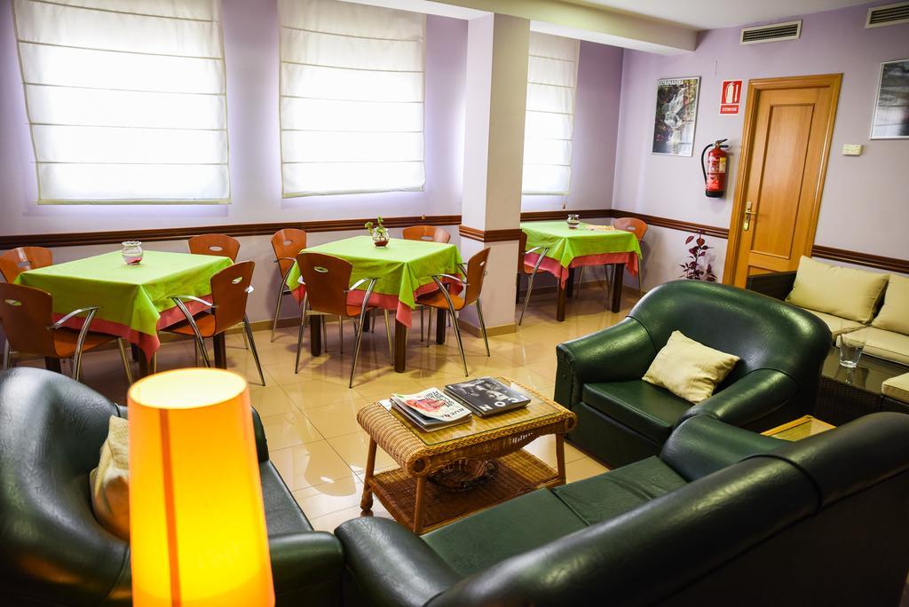 Hotel Dora Plasencia Bagian luar foto