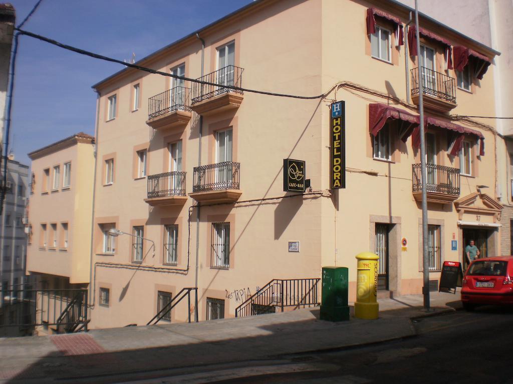Hotel Dora Plasencia Bagian luar foto