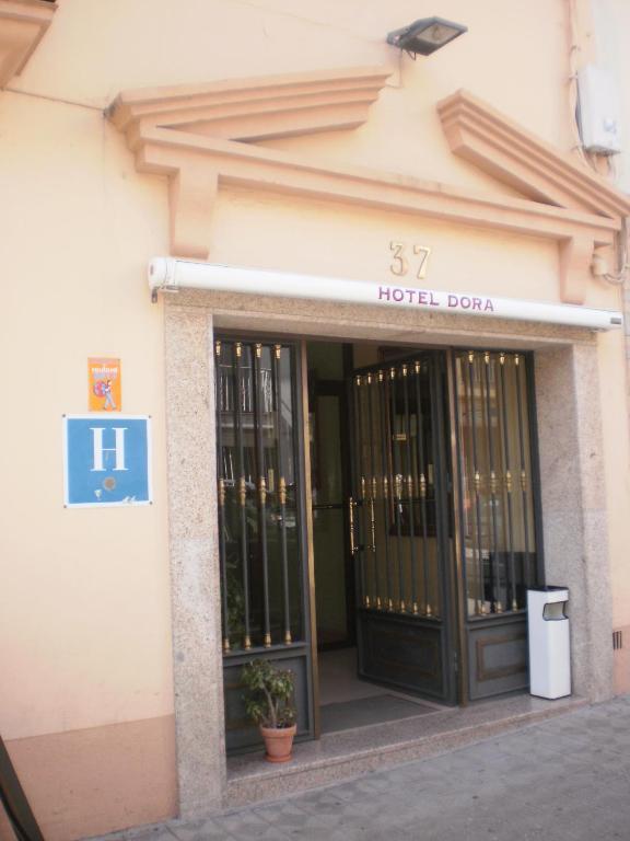 Hotel Dora Plasencia Bagian luar foto