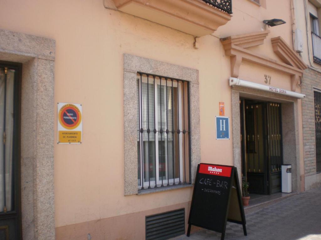 Hotel Dora Plasencia Bagian luar foto