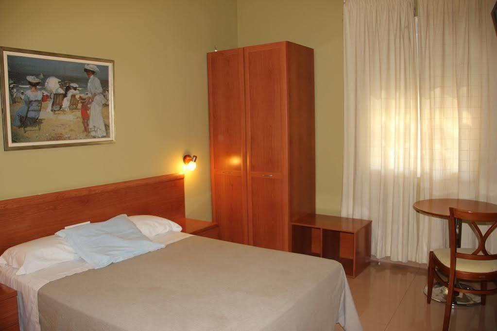 Hotel Dora Plasencia Bagian luar foto