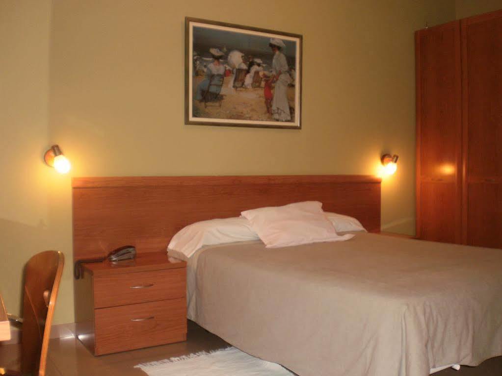 Hotel Dora Plasencia Bagian luar foto
