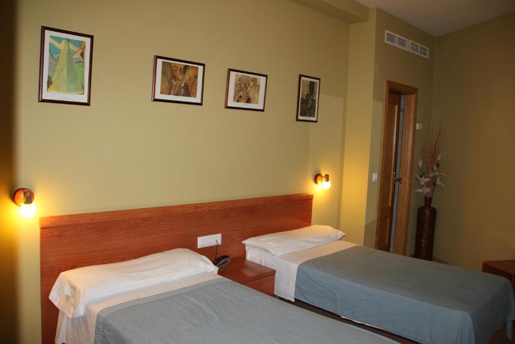 Hotel Dora Plasencia Bagian luar foto